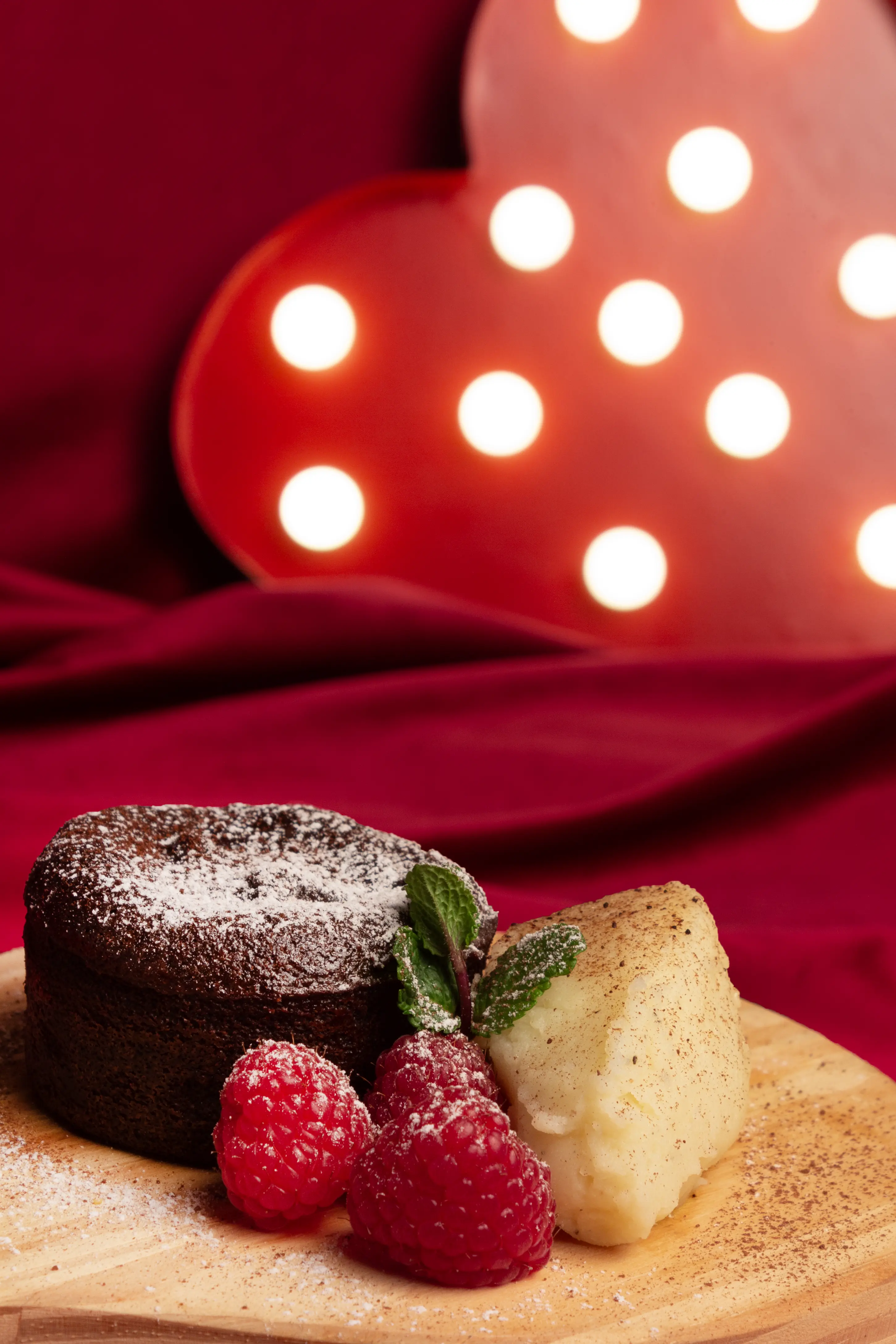 🍫 Fondant de chocolate Fondant de chocolate com interior cremoso, flor de sal, framboesa e gelado de baunilha