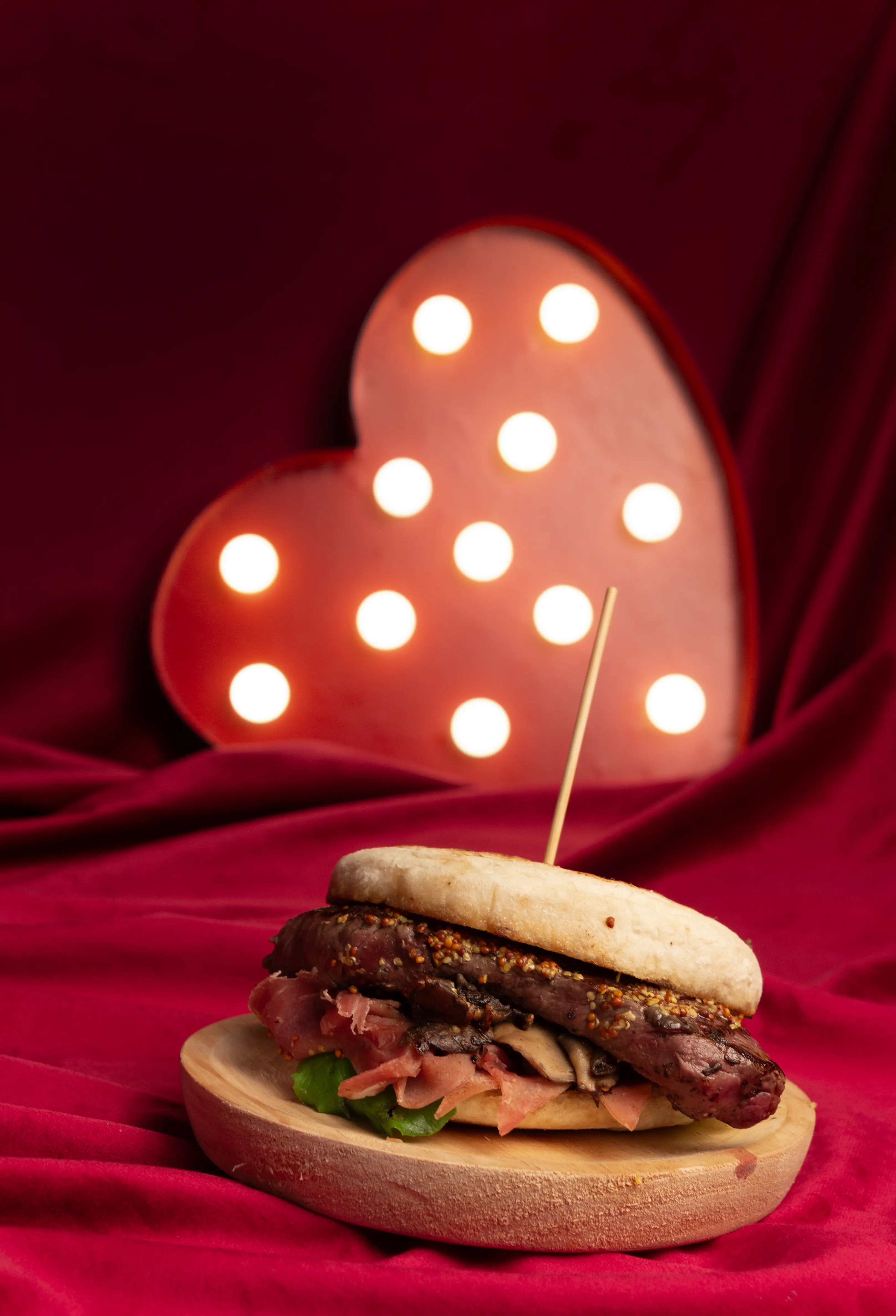 🥩 Prego da Casa Bife do lombo, presunto, cogumelos salteados, espinafres baby frescos e mostarda Dijon, em bolo do caco tostado em manteiga ou