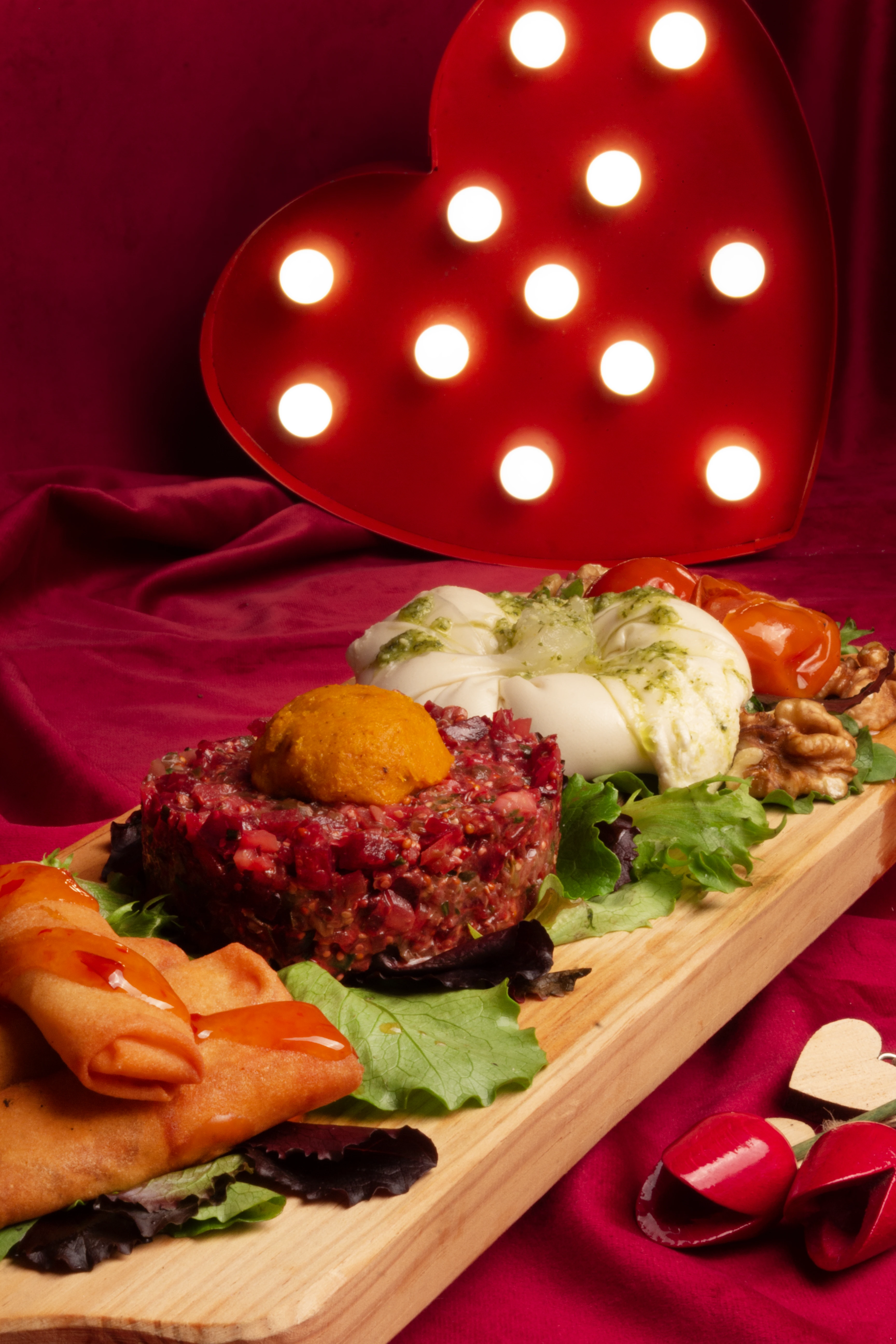 ✨ ENTRADAS 🌱 Opções Vegan(três momentos de partilha) 🥗 Tártaro de beterraba assada 🥙 Salgadinho crocante de legumes em massa filo🌿 Creme de queijo vegetal